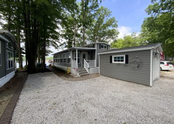 Site #5326 - Main Lake Waterfront with Boat Stake
